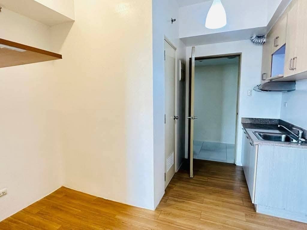 **FOR RENT | Cozy 1-Bedroom Condo with Balcony in Makati.** - photo 5