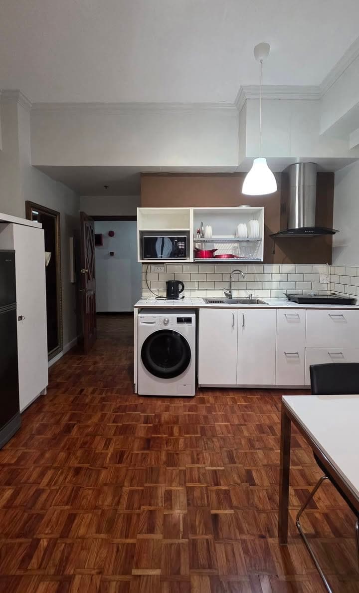 FOR RENT: Big Cut Condo Unit w/ Balcony - photo 2