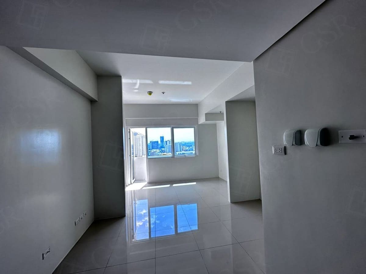 **Unfurnished Studio Unit with Balcony For Lease at 100 West Makati ** - photo 1