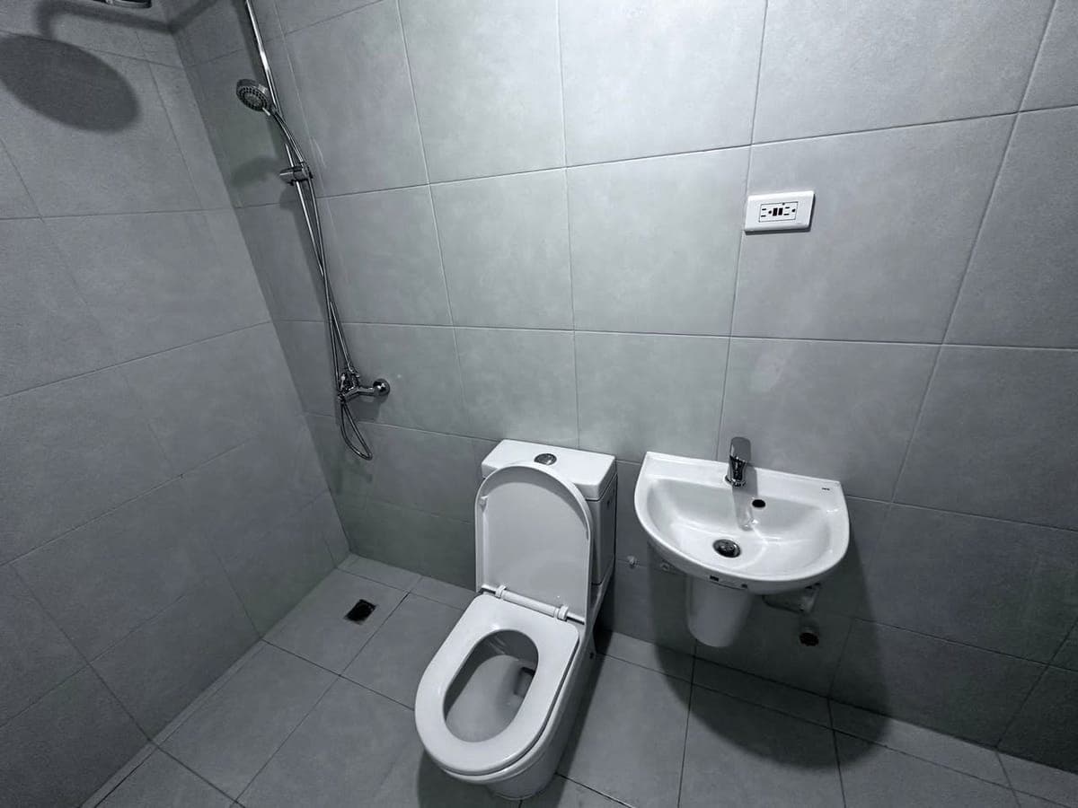 **Unfurnished Studio Unit with Balcony For Lease at 100 West Makati ** - photo 3