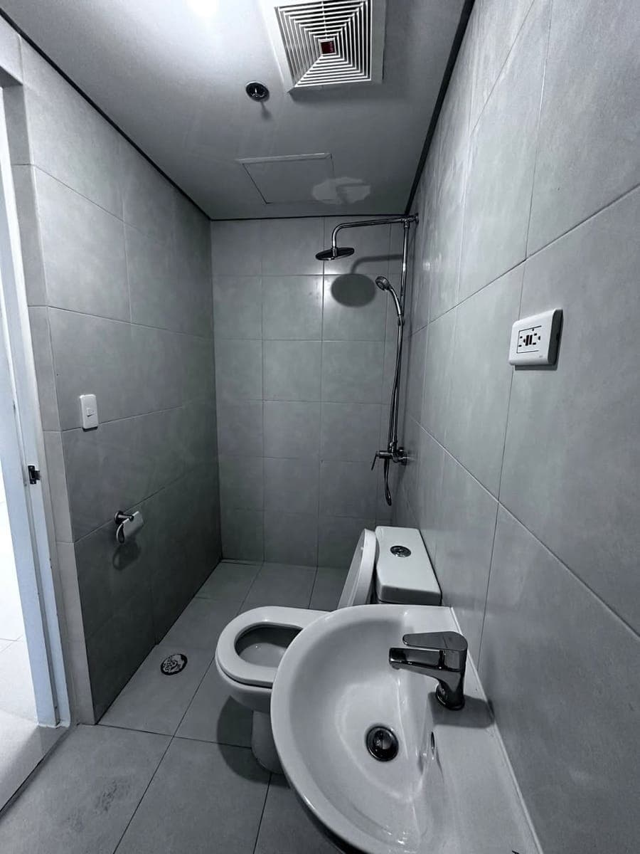 **Unfurnished Studio Unit with Balcony For Lease at 100 West Makati ** - photo 4