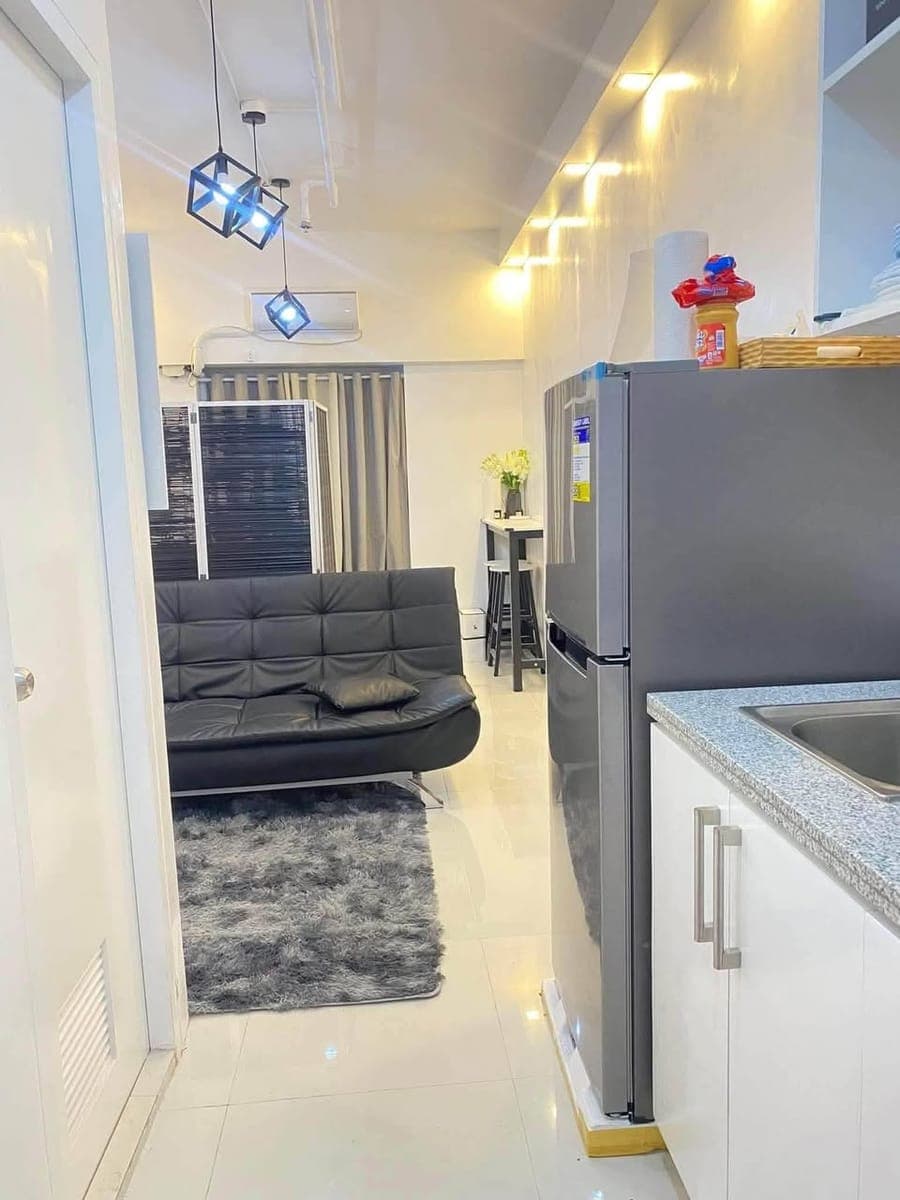 FOR RENT: Php. 19,500 including dues, Netflix & Internet - photo 1