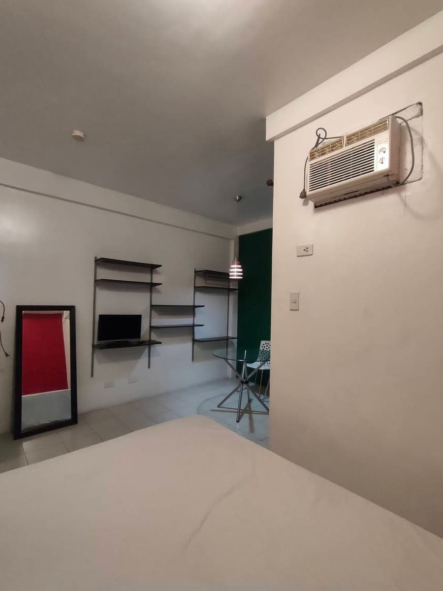 Studio type Semi Furnished For Rent in Brgy Tejeros Makati City Very Near to Makati City Hall, Ayala... - photo 1