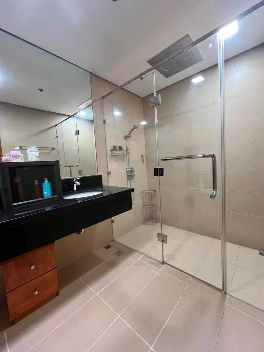 For Lease Spacious 2 Bedroom Park Terraces Condo Makati - photo 5