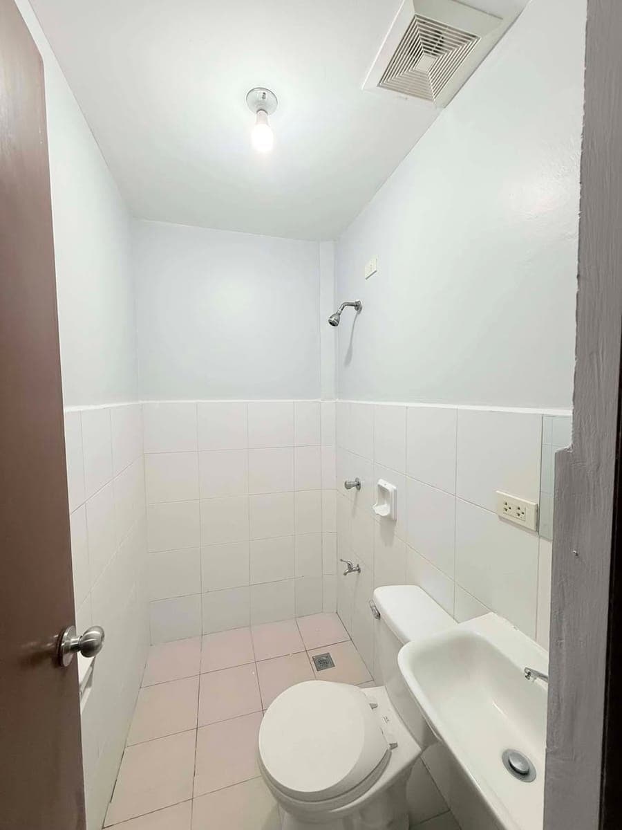 For Rent Studio Type in Brgy Tejeros Makati City Very Near to Makati City Hall, Ayala Circuit, Shopw... - photo 5