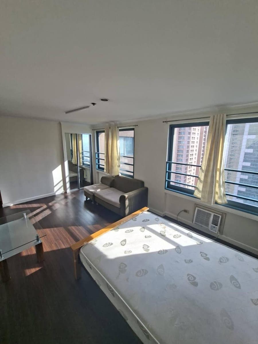 West of ayala makati condo, near RCbc tower and Makati med Ceu - photo 1