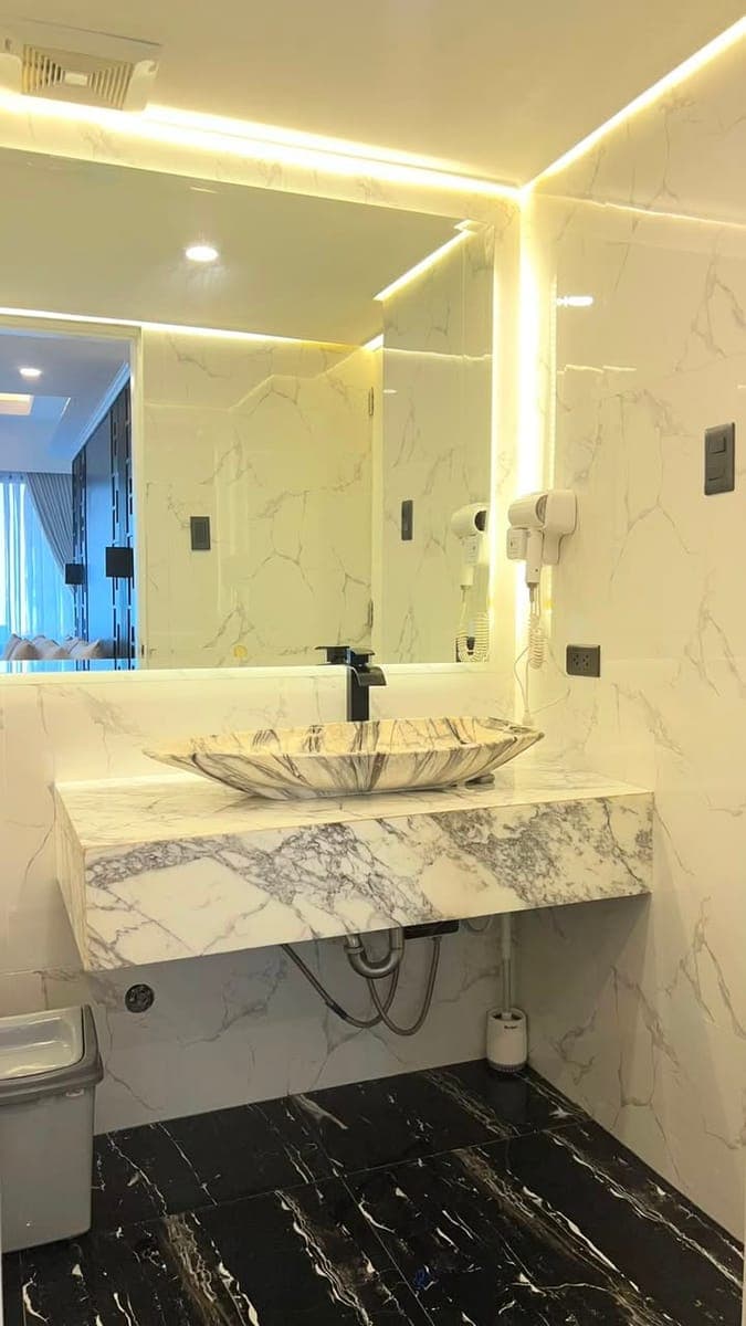 # **Luxurious, Move-In Ready 1BR with BGC Views , Makati CBD** - photo 1