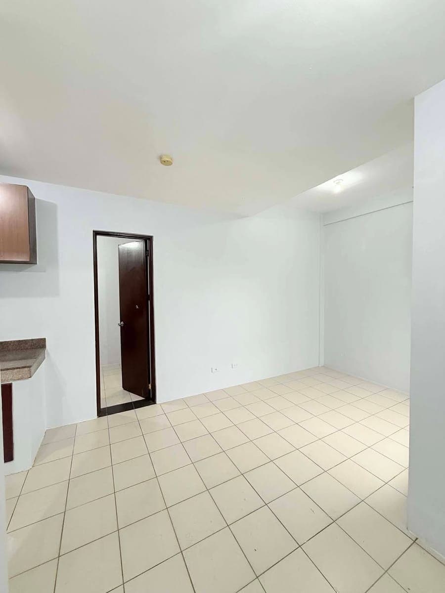 Available 1 BEDROOM in Brgy Tejeros Makati City Very Near to Makati City Hall, Ayala Circuit, Shopwi... - photo 1