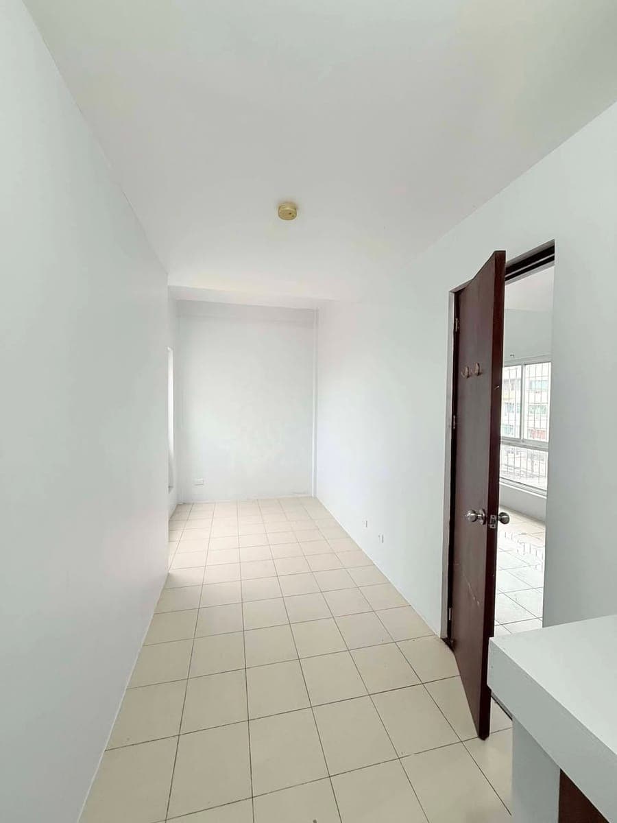 Available 1 BEDROOM in Brgy Tejeros Makati City Very Near to Makati City Hall, Ayala Circuit, Shopwi... - photo 2