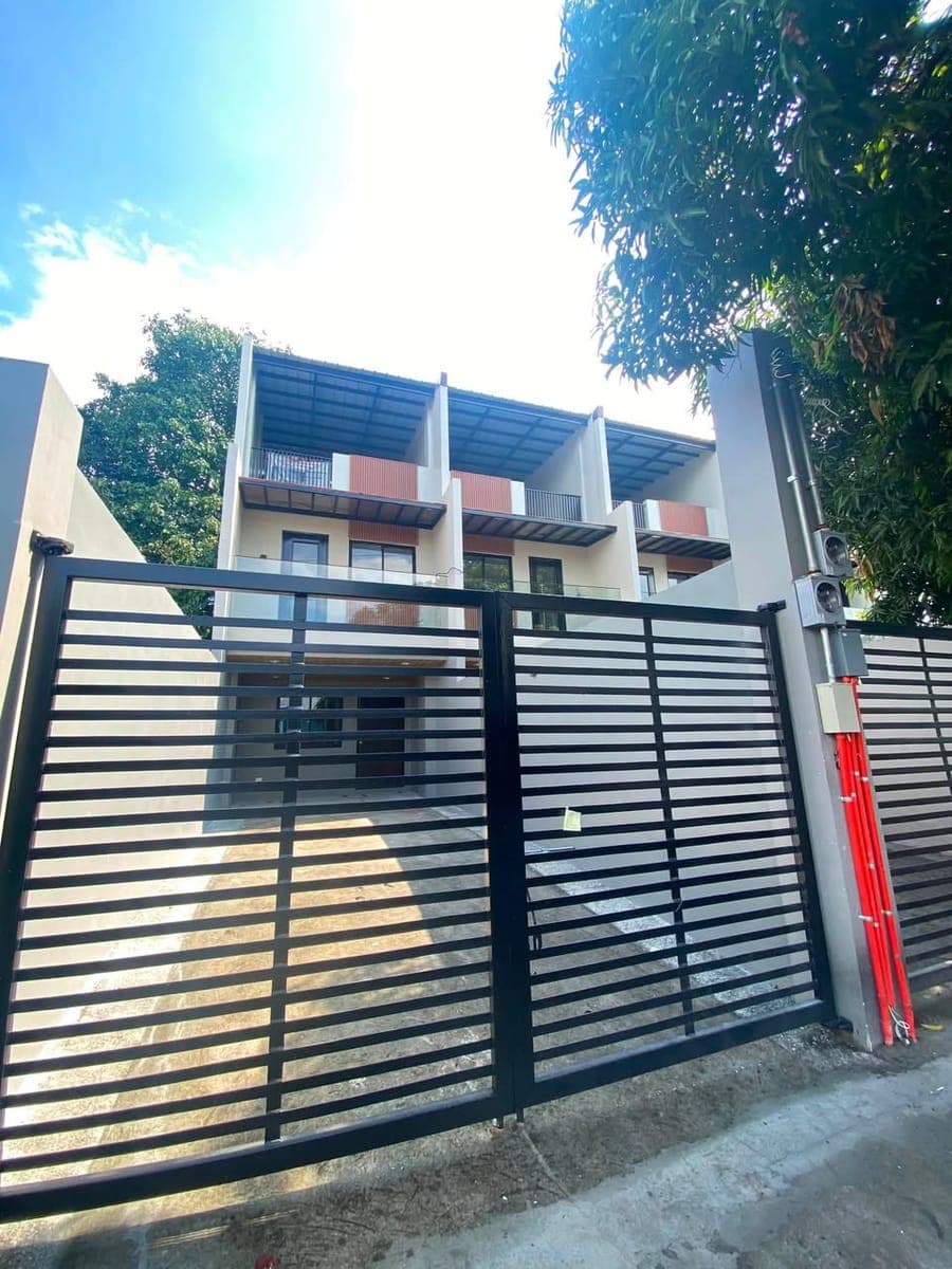Brand new 3- storey townhouse for rent! - photo 1