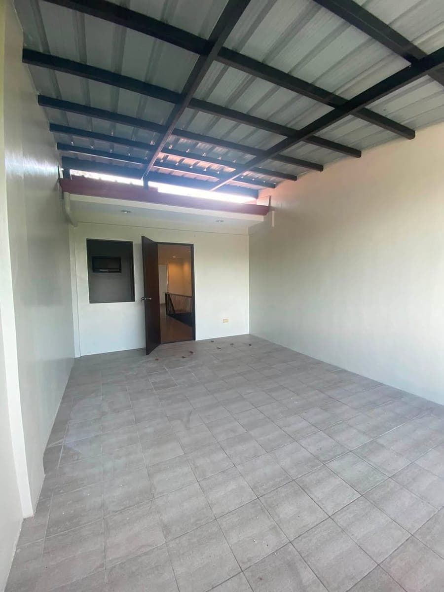 Brand new 3- storey townhouse for rent! - photo 4