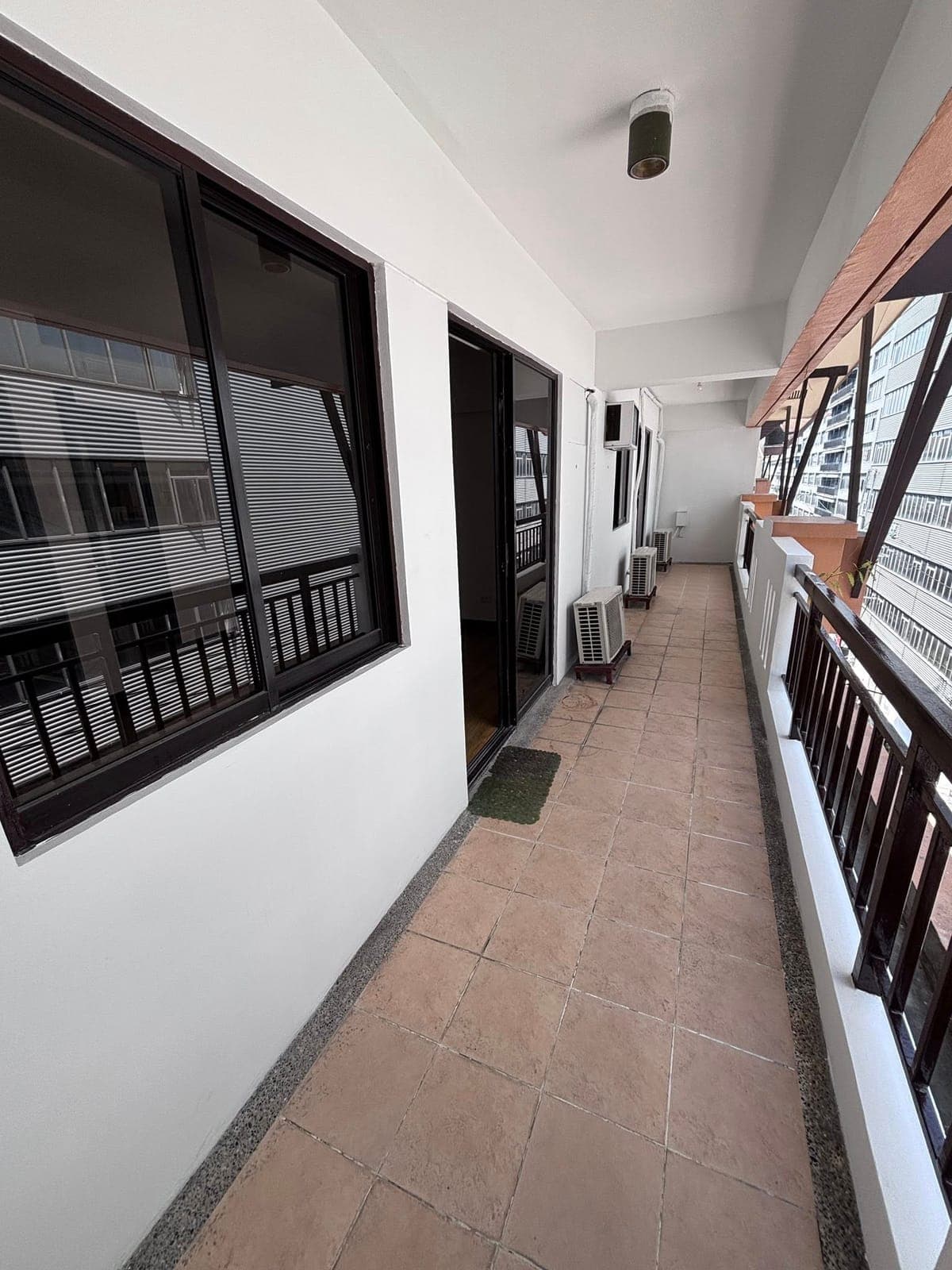 🏡 FOR RENT: Newly Repainted 4-Bedroom Unit (Merged Rooms) with Parking! - photo 2