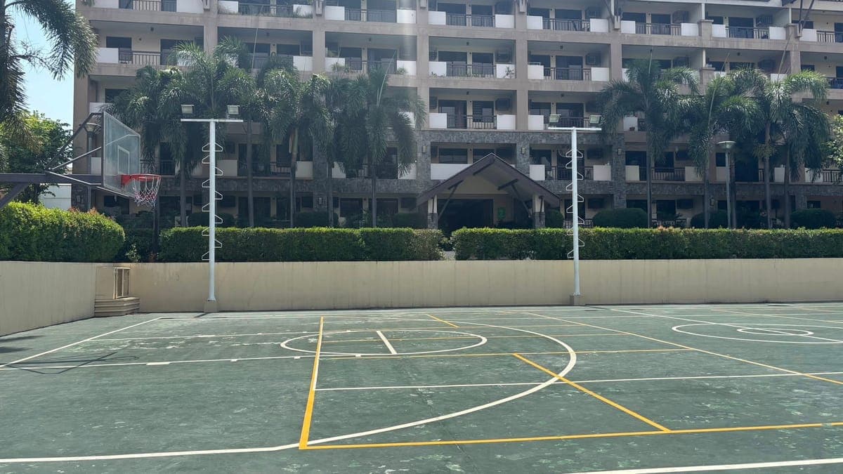 🏡 FOR RENT: Newly Repainted 4-Bedroom Unit (Merged Rooms) with Parking! - photo 4