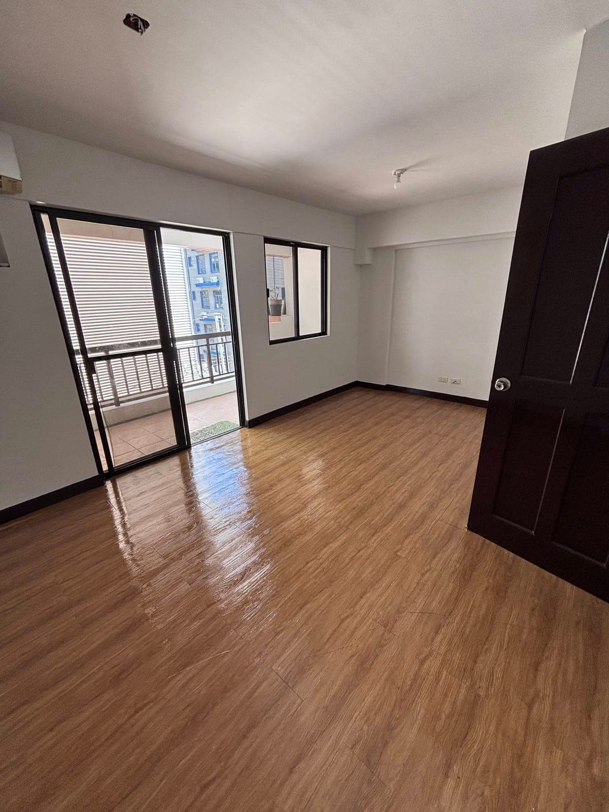 🏡 FOR RENT: Newly Repainted 4-Bedroom Unit (Merged Rooms) with Parking! - photo 5