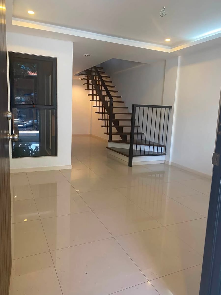 Brand new 3- storey townhouse for rent! - photo 3