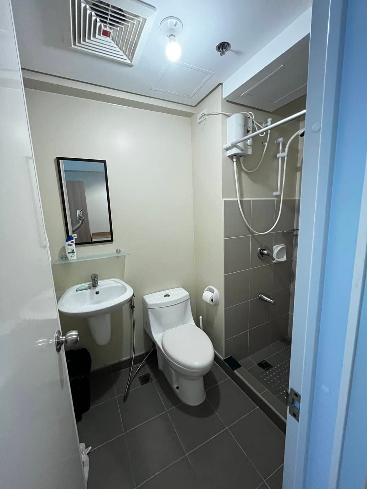 NO TENANT AT ALL - NEWLY Renovated unit - photo 2