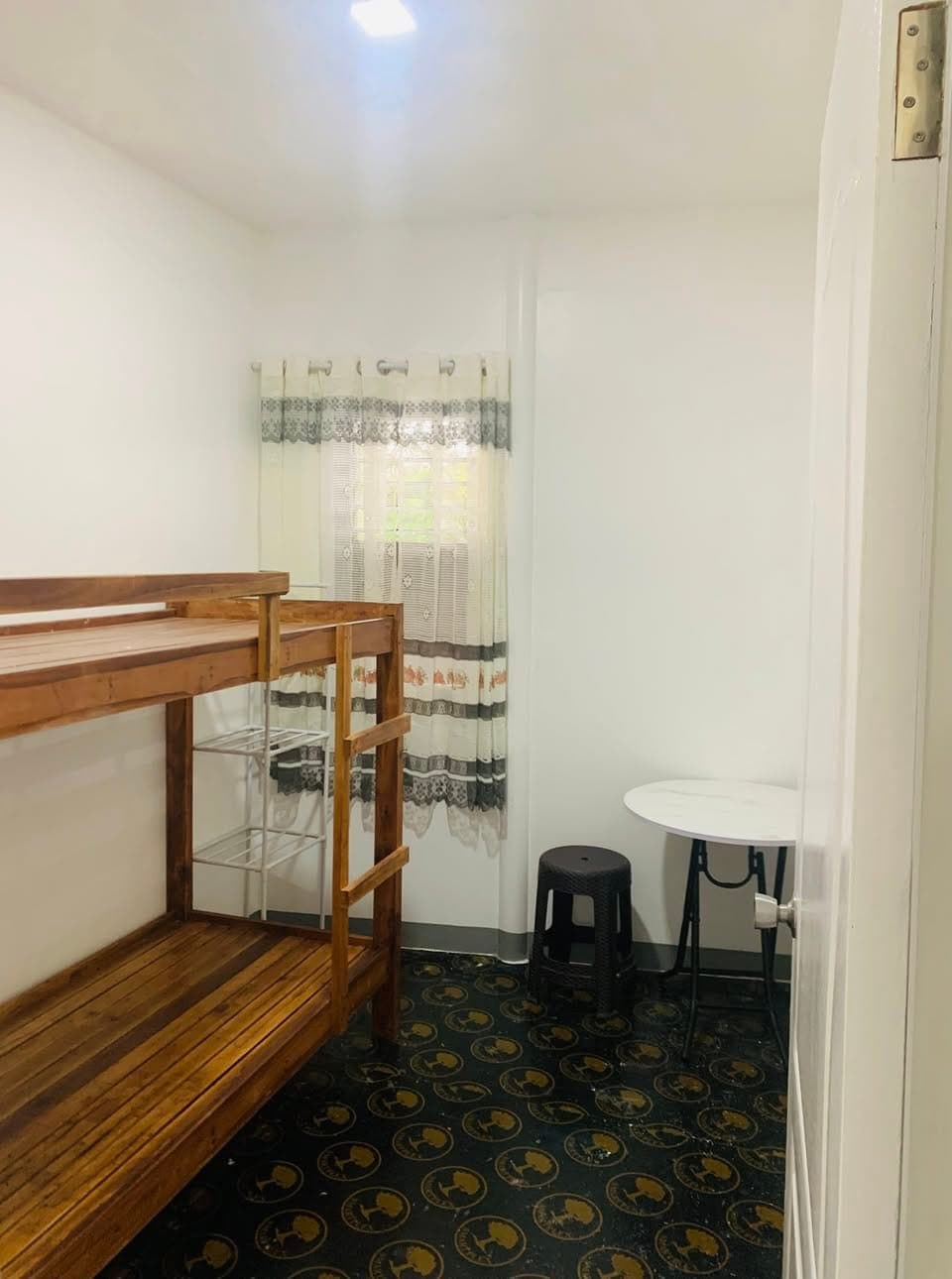 ₱3,500 per room. - photo 3