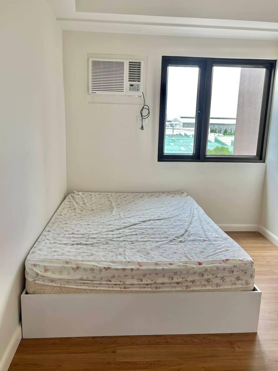 𝗘𝗔𝗦𝗧 𝗕𝗔𝗬 𝗥𝗘𝗦𝗜𝗗𝗘𝗡𝗖𝗘𝗦 by Rockwell - photo 1