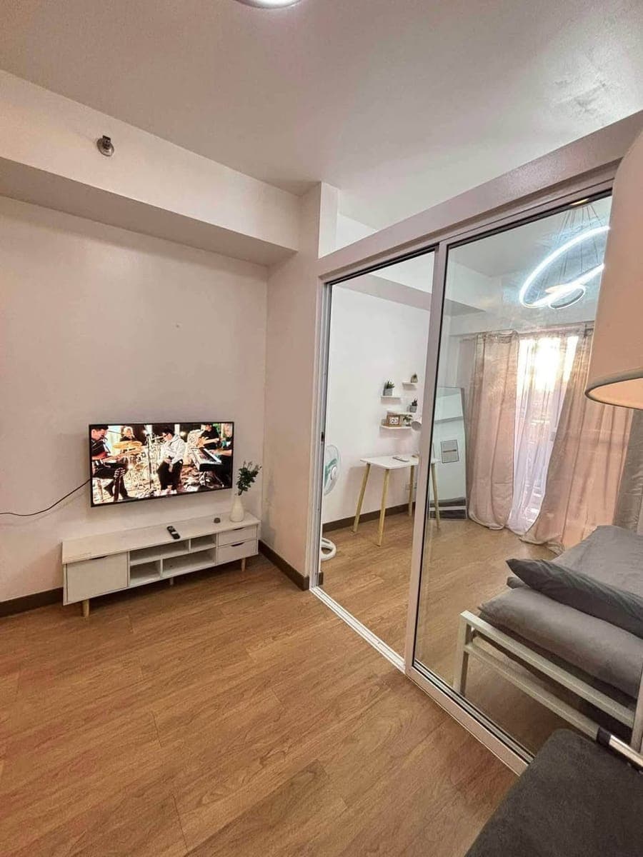 One-Bedroom (31sqm) w/ BALCONY FOR RENT - photo 3