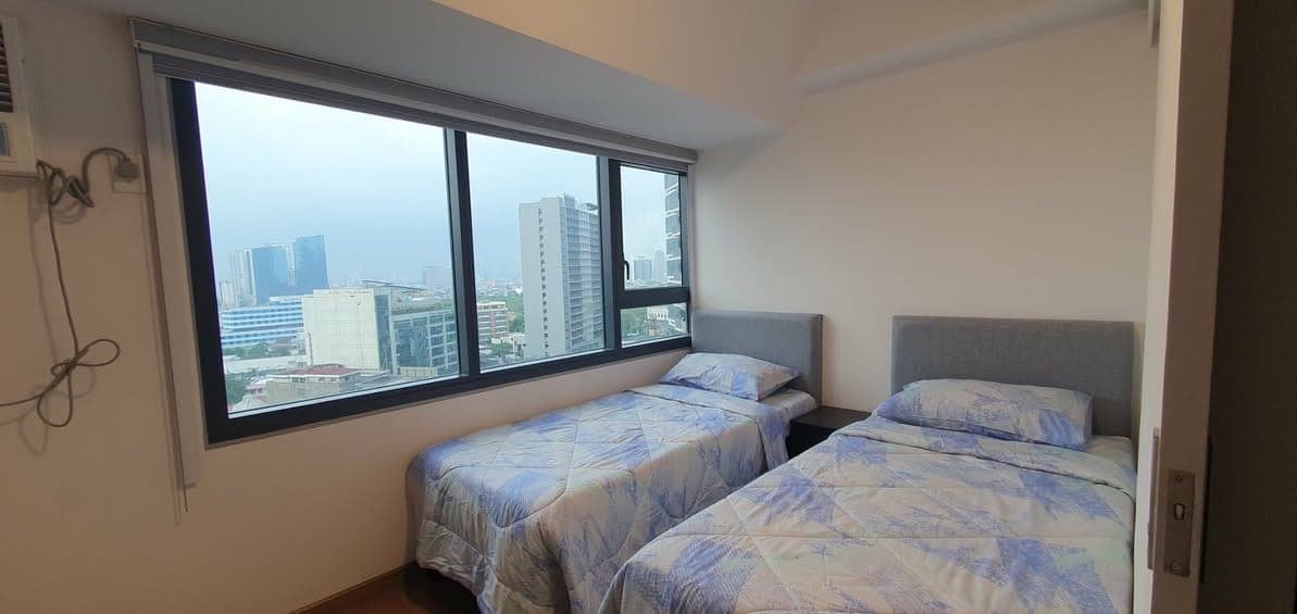 FOR LEASE: 1-Bedroom Condo Unit at The Rise Makati by Shangri-La Properties - photo 1