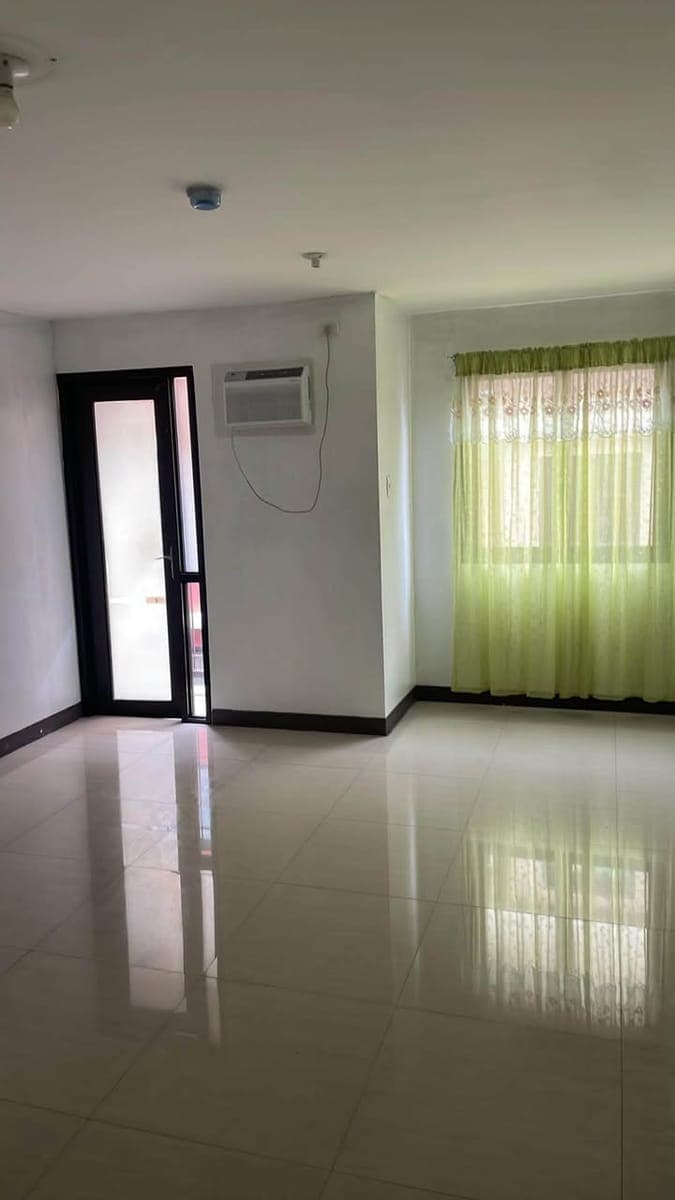 FOR RENT ….Studio Bare Unit, 27sqm w/ aircon - photo 3