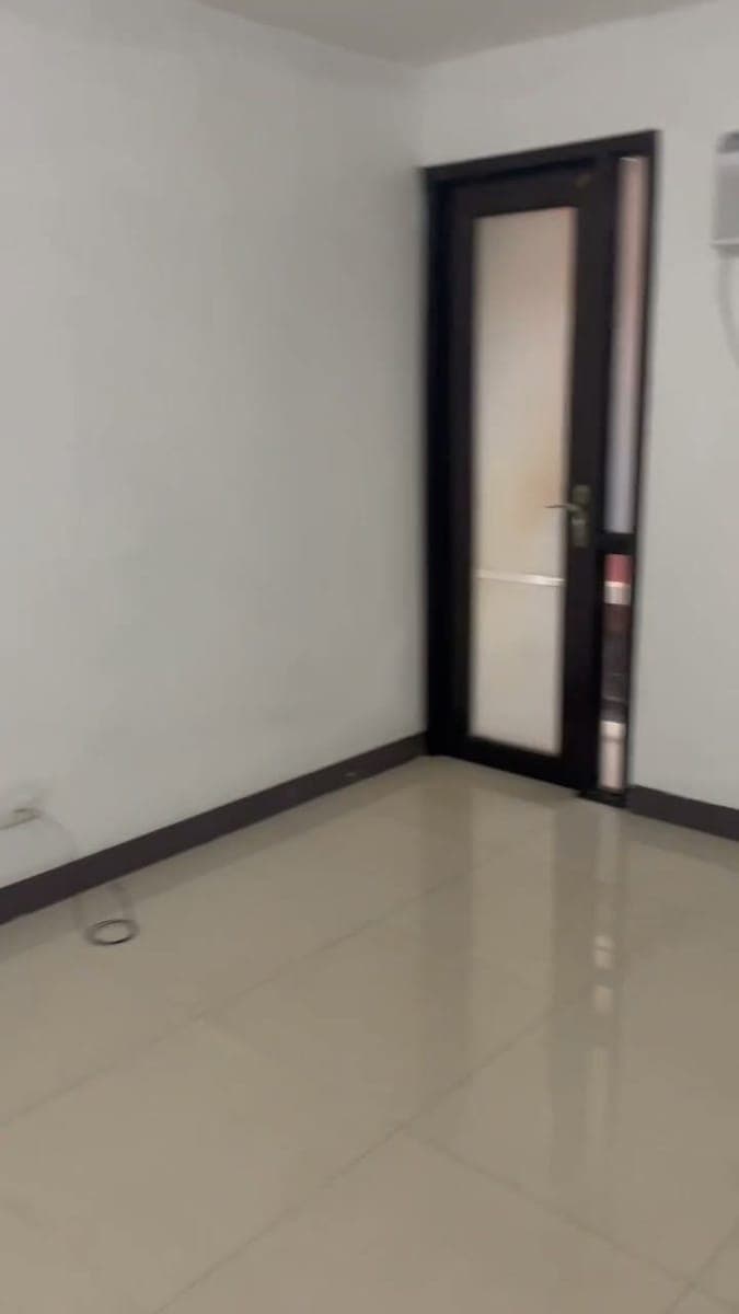FOR RENT ….Studio Bare Unit, 27sqm w/ aircon - photo 4