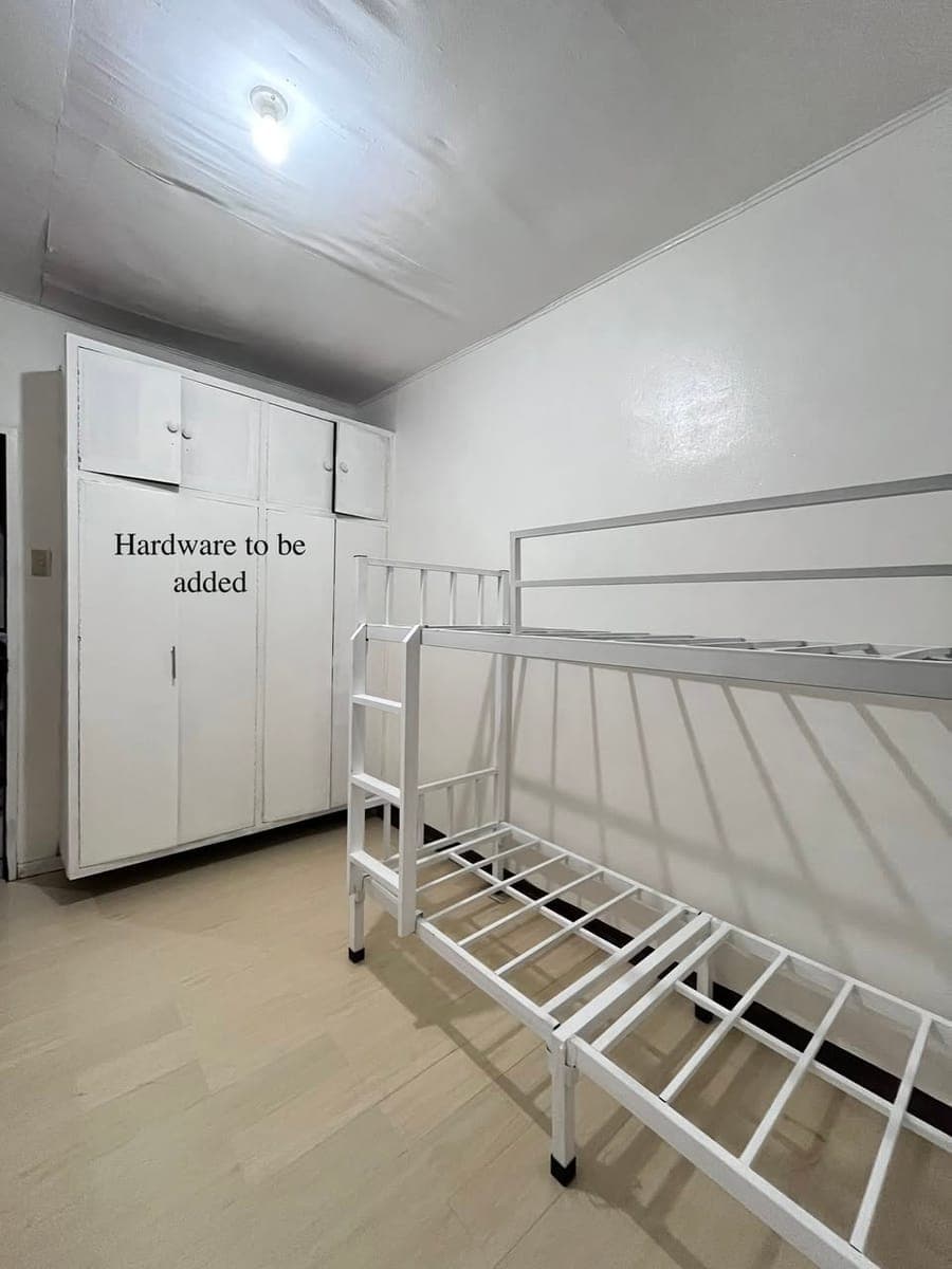 # **LOOKING FOR: FEMALE BEDSPACERS** - photo 3