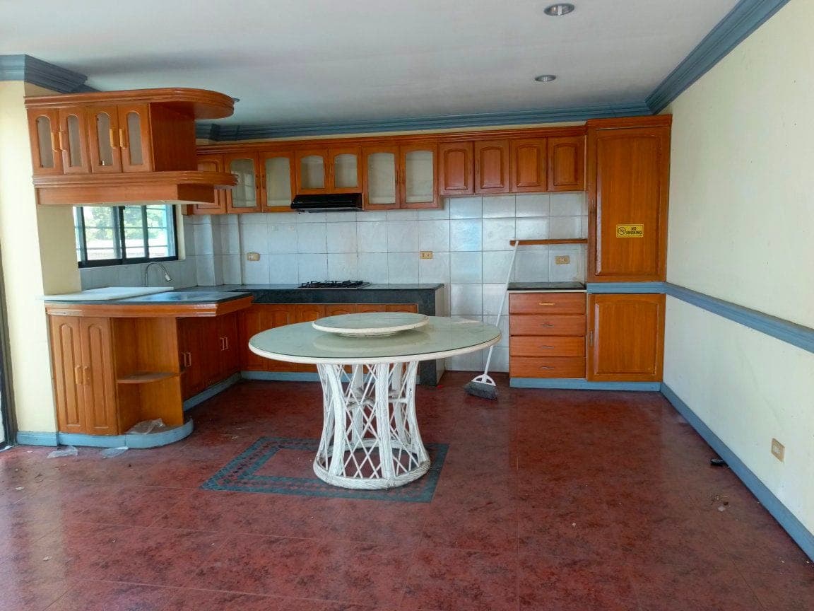house for rent 5bedrooms 5cr 2carpark 70k location Pilar village - photo 4