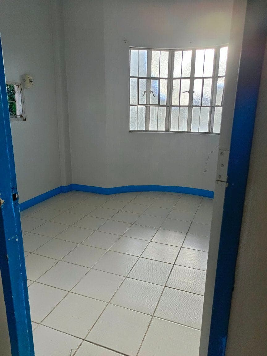 town house for rent 2 bedrooms 1cr 1carpark 25k location Pilar village - photo 3