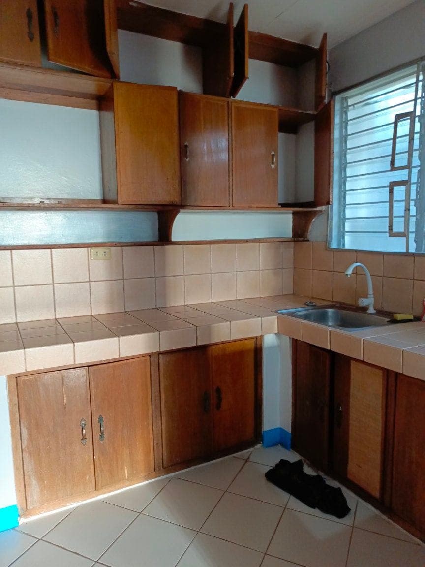 town house for rent 2 bedrooms 1cr 1carpark 25k location Pilar village - photo 5