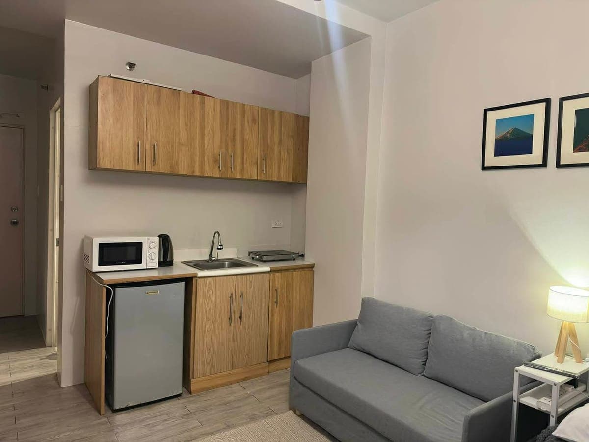 Fully Furnished Studio Unit with Balcony for RENT! - photo 3