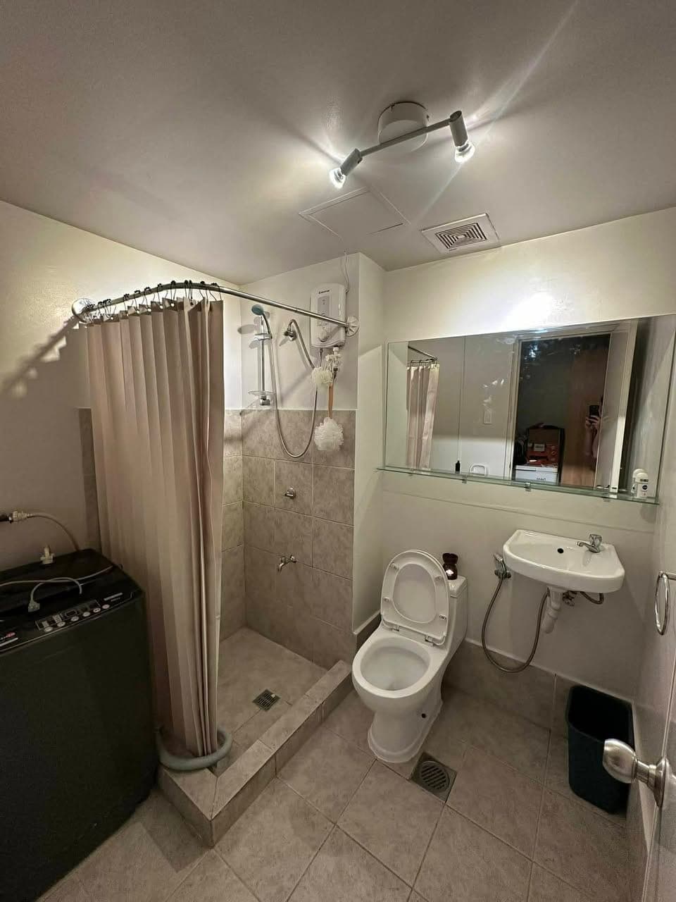 Fully Furnished Studio Unit with Balcony for RENT! - photo 4