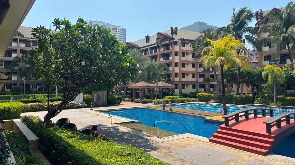 🏡 FOR RENT: Newly Repainted 4-Bedroom Unit (Merged Rooms) with Parking! - photo 3