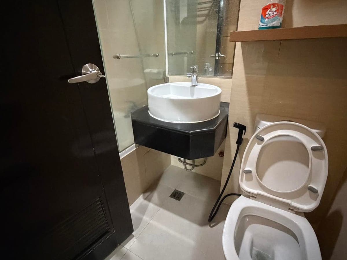 **🏙️ FOR RENT | One Central Makati | High-Floor 1BR + Maid’s Room | ₱30K** - photo 4