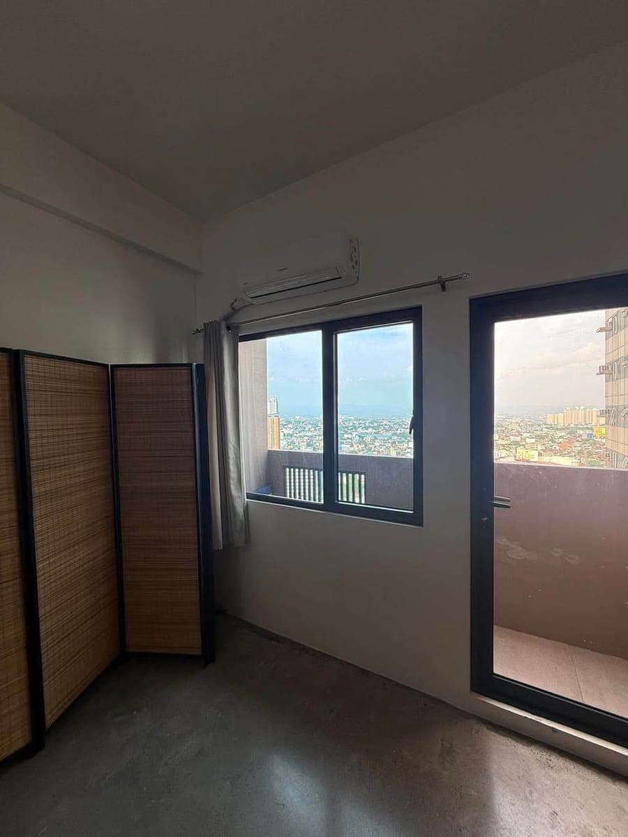 FOR RENT STUDIO UNIT WITH BALCONY THE REGALIA TOWER C  (5th ave. P.Tuazon Cubao, Quezon City) beside Sm Hypermarket - photo 4