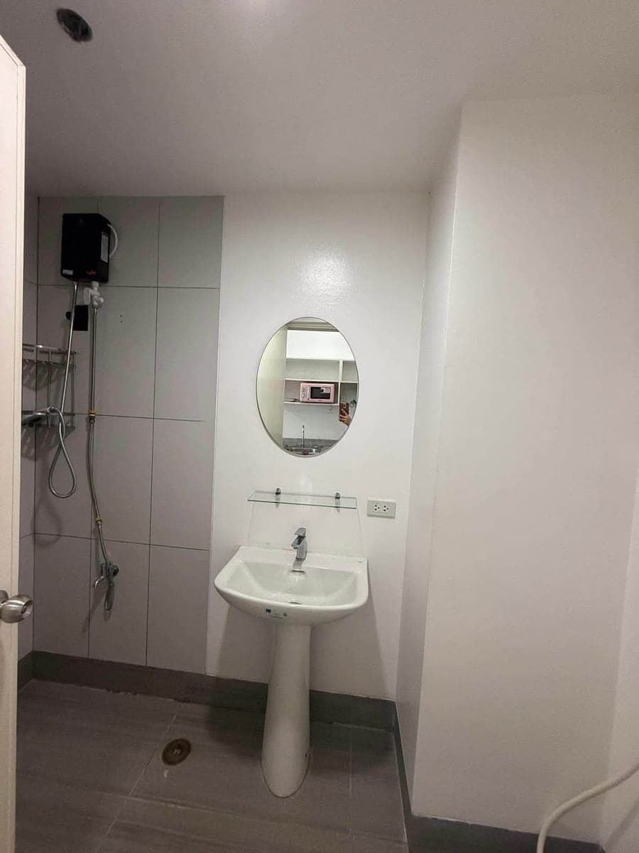 FOR RENT STUDIO UNIT WITH BALCONY THE REGALIA TOWER C  (5th ave. P.Tuazon Cubao, Quezon City) beside Sm Hypermarket - photo 5