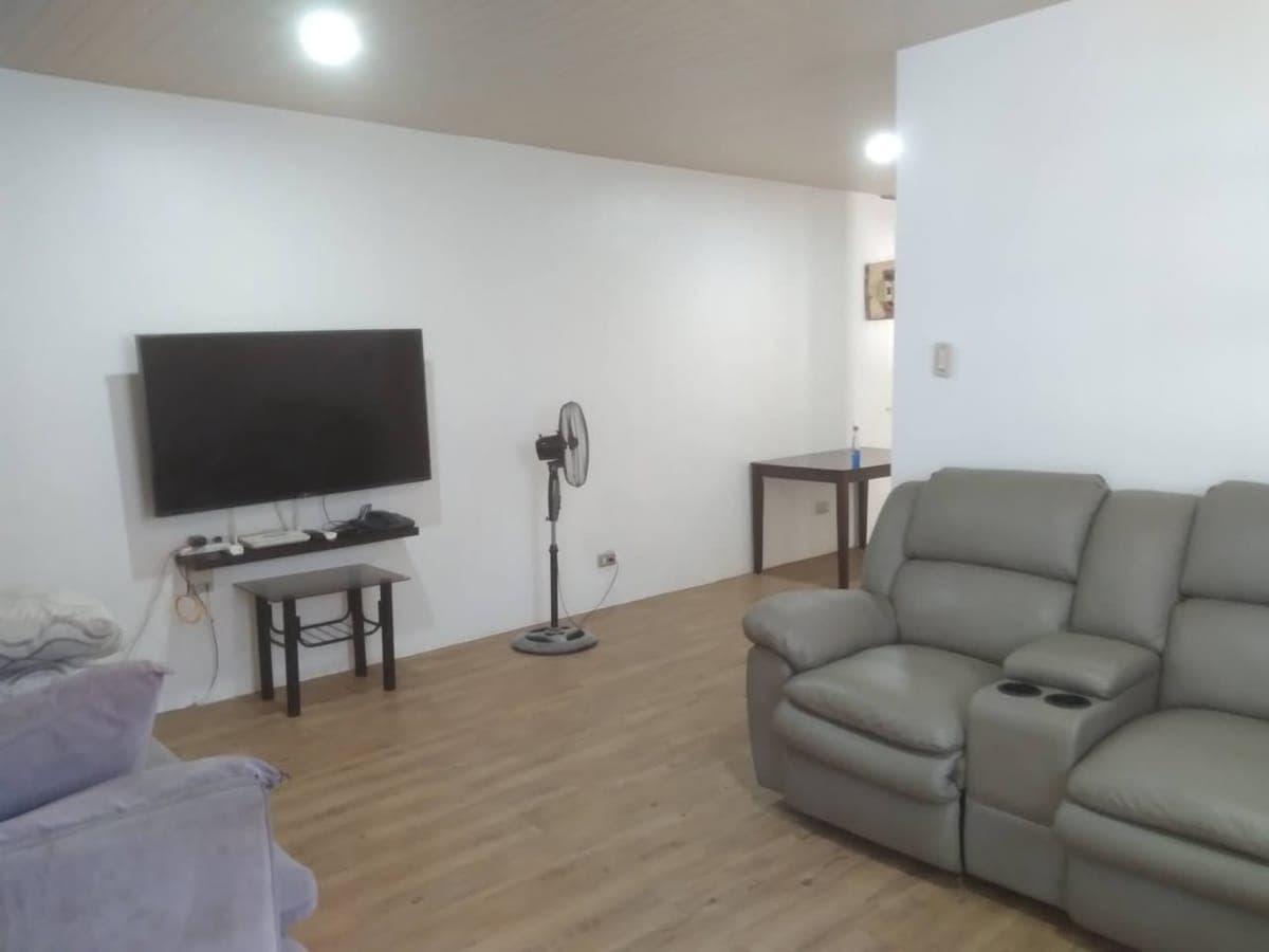 🏡FOR RENT Bungalo house  inside BFRV Las Pinas ,25k - photo 1