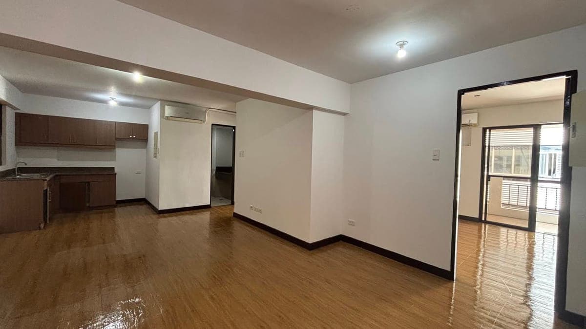 🏡 FOR RENT: Newly Repainted 4-Bedroom Unit (Merged Rooms) with Parking! - photo 1