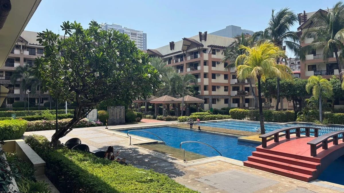 🏡 FOR RENT: Newly Repainted 4-Bedroom Unit (Merged Rooms) with Parking! - photo 4