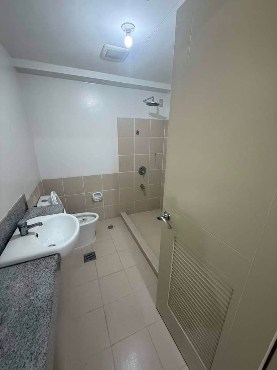 🏙️ FOR LEASE | Spacious 2BR Bare Condo Unit at Infina Towers, Quezon City - photo 3