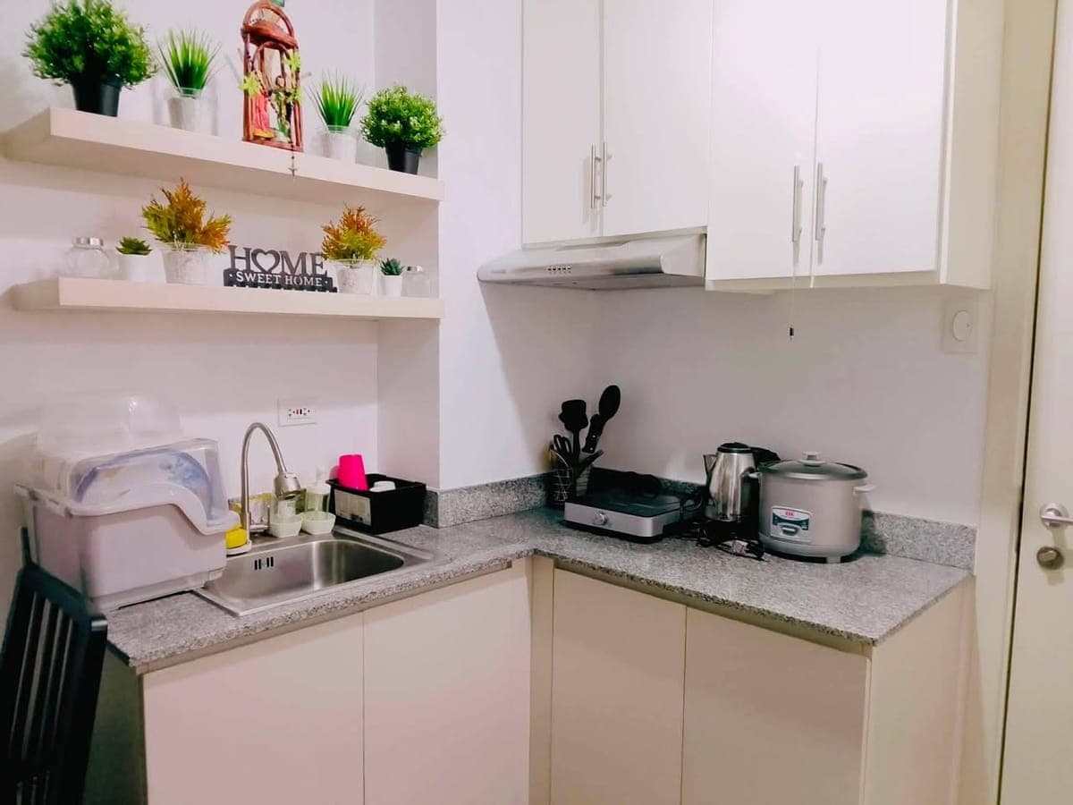 🏡 Fully Furnished 2-Bedroom w/ balcony Condo for Rent - photo 2