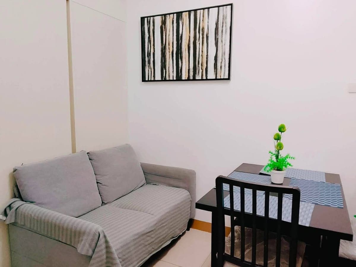 🏡 Fully Furnished 2-Bedroom w/ balcony Condo for Rent - photo 3
