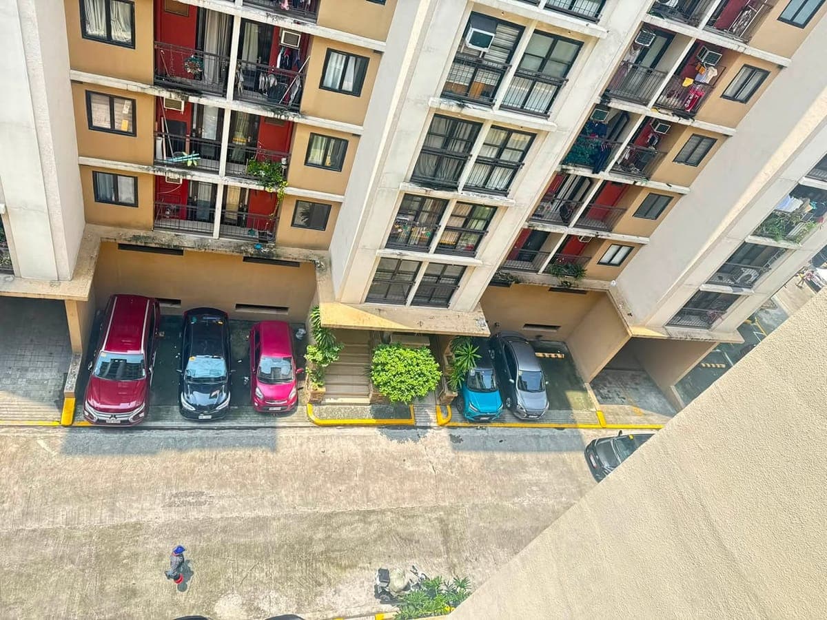 18k Semi furnished Pet  friendly unit !!! - photo 1