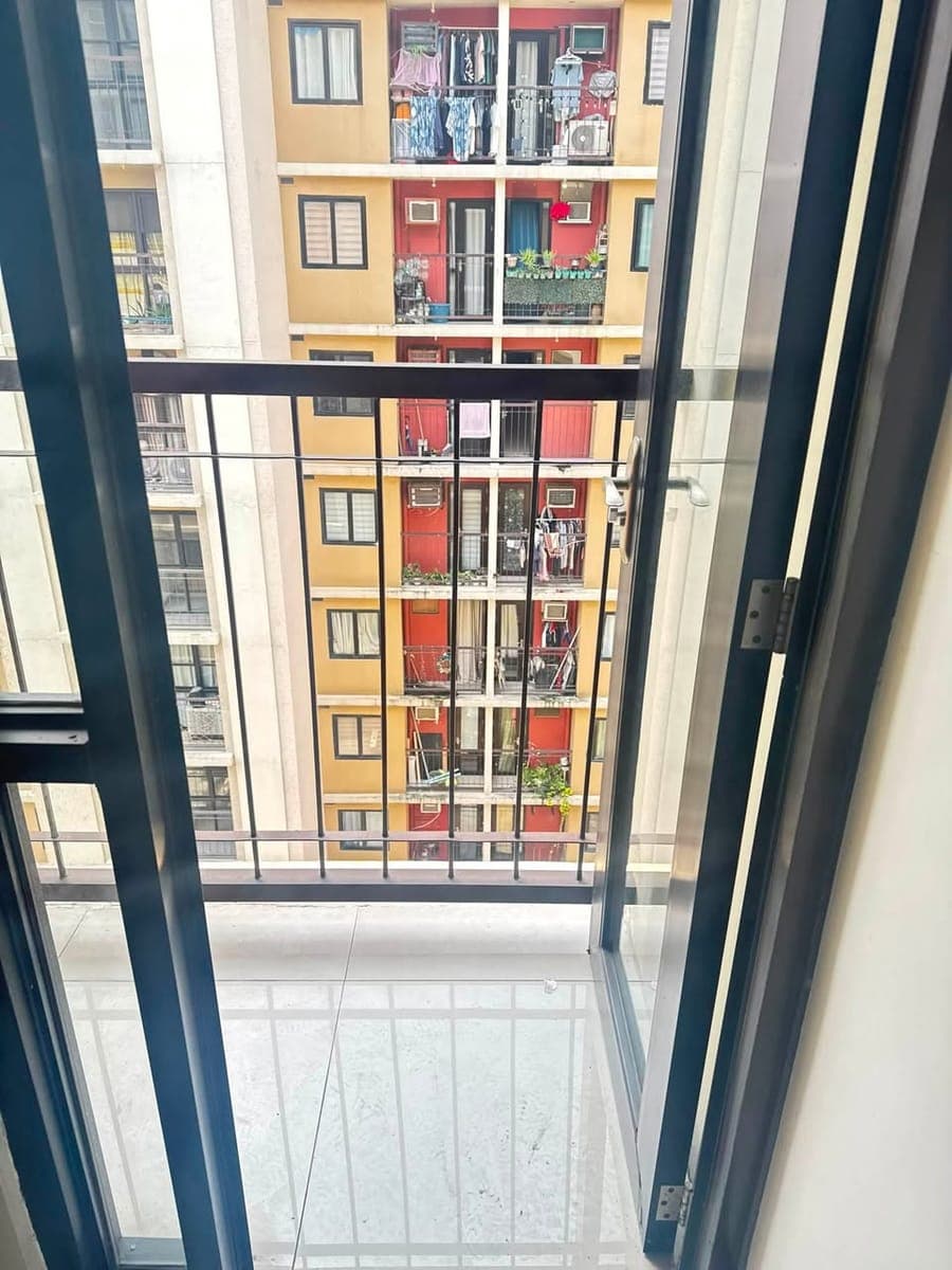 18k Semi furnished Pet  friendly unit !!! - photo 2