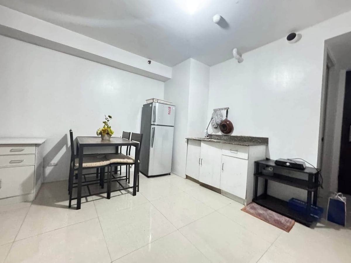 18k Semi furnished Pet  friendly unit !!! - photo 3