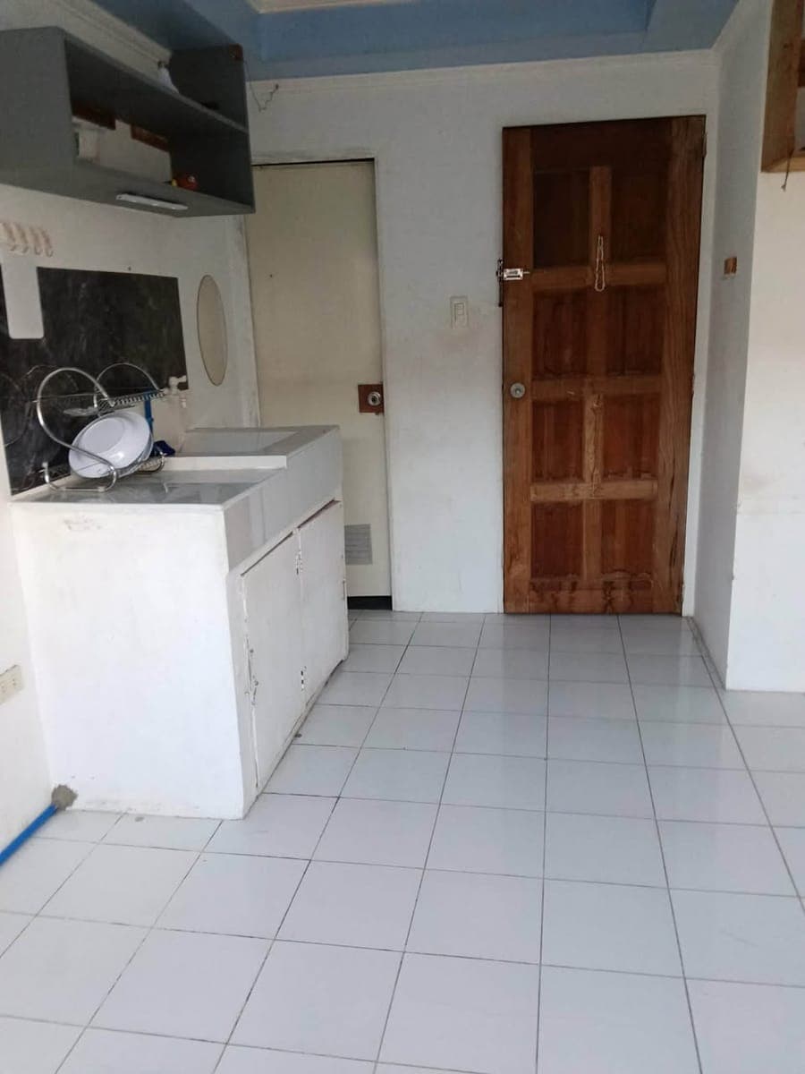 Helping a friend , Studio type for rent in Admiral Las Piñas - photo 2