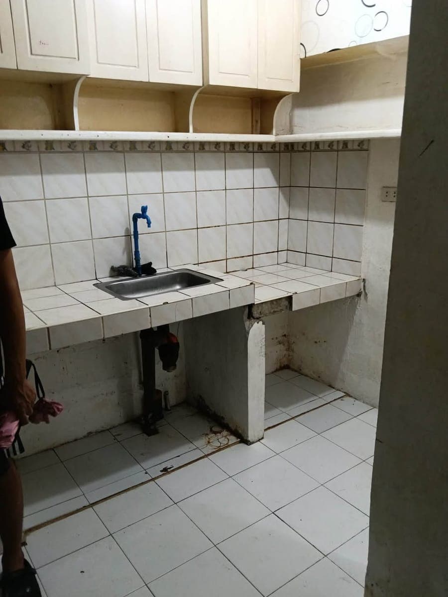 Helping a friend , Studio type for rent in Admiral Las Piñas - photo 3