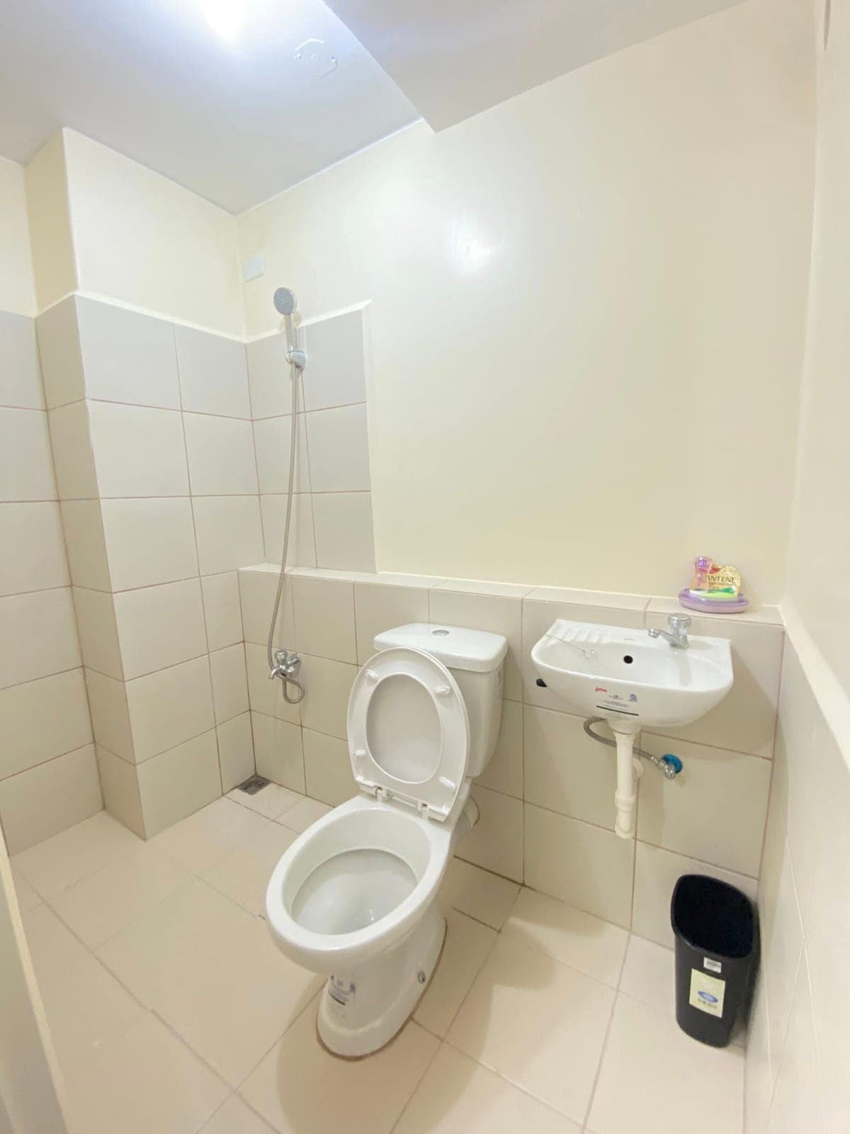 📣 Looking for 1 FEMALE TENANT - only P4,800 per month per pax (shared bedroom w/ 2 current tenants) - photo 2