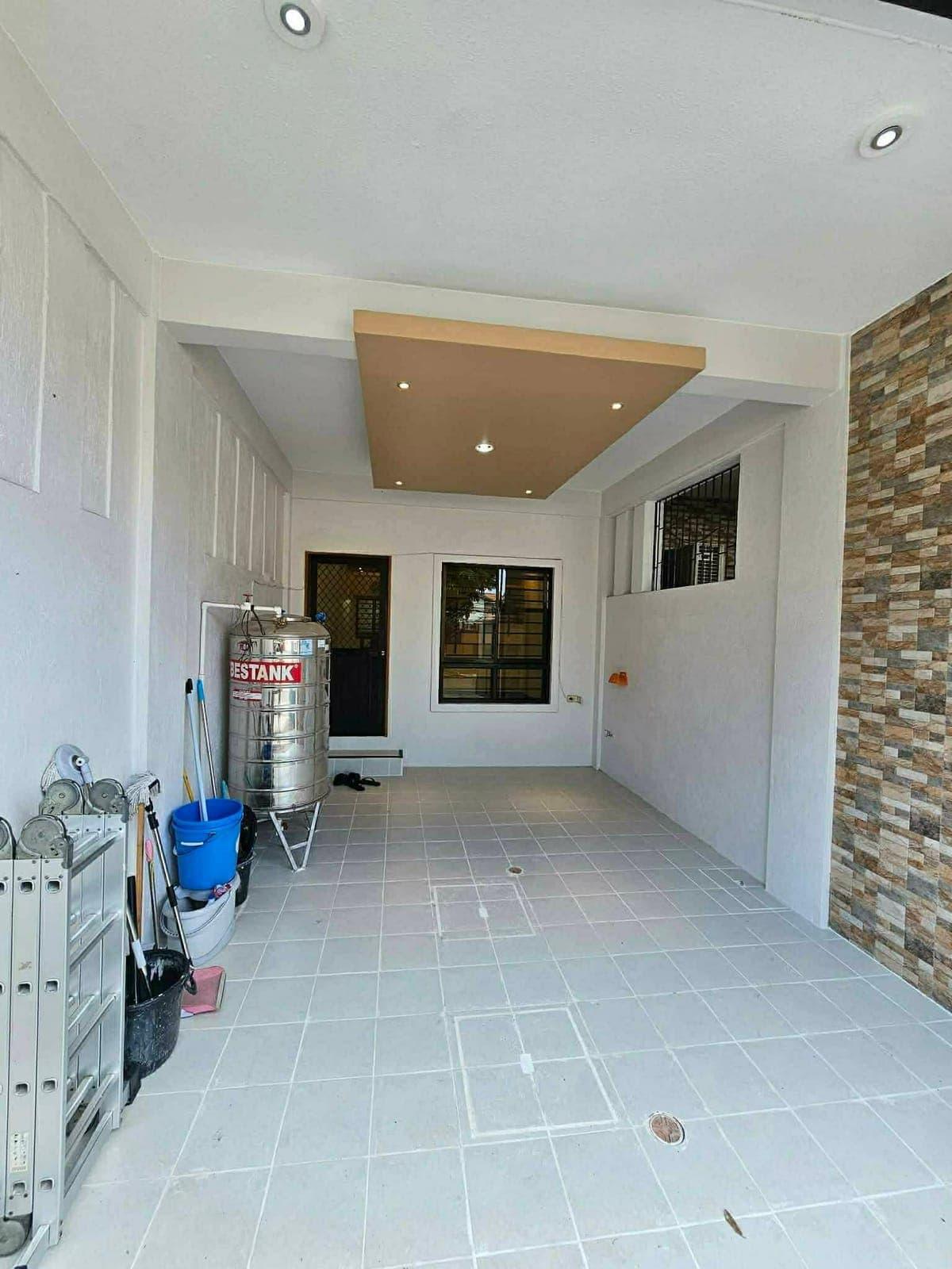 HOUSE FOR RENT – Mercedes Executive Village - photo 5