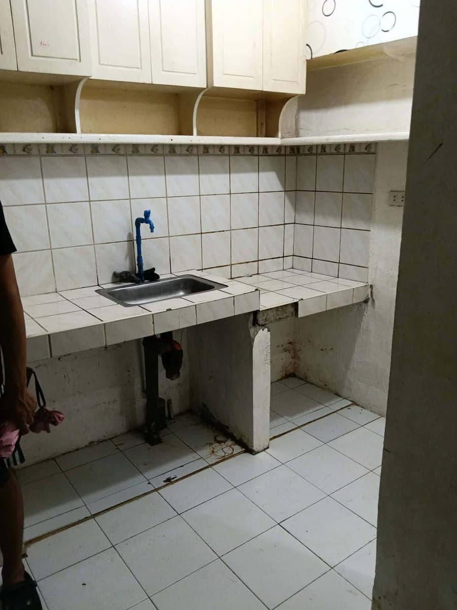 Helping a friend, studio type for rent in admiral las Piñas - photo 1